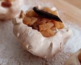 Foto del paso 8 de la receta Minipavlova de crema de vainilla, manzana y pasas