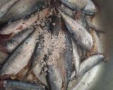 Foto langkah ke 1 dari resep Ikan Sarden Kalengan Homemade.