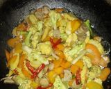 Foto langkah ke 5 dari resep Capcay goreng sederhana.