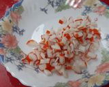 Foto del paso 3 de la receta Tomates rellenos de langostinos y surimi aderezados con mahonesa y aceite de marisco