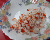 Foto del paso 3 de la receta: Tomates rellenos de langostinos y surimi aderezados con mahonesa y aceite de marisco