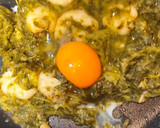 Foto del paso 2 de la receta: Revuelto de grelos con gambas