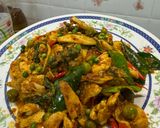 รูปขั้นตอนการทำที่ 4 ของ ผัดเผ็ดไก่ใส่กระวาน