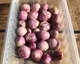 A picture of step 2 of Pickled Shallots in Vinegar.