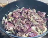 A picture of step 2 of Goose Liver with Onions and Bell Peppers.