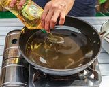 รูปขั้นตอนการทำที่ 11 ของ แหนม ซี่โครงหมูทอด อาหารไทยรสเปรี้ยว กลิ่นหอมรัญจวน