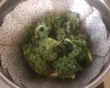 Foto del paso 2 de la receta: Tostadas de salmón con kale y aguacate