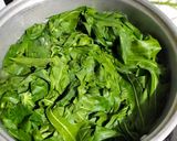 Foto langkah ke 1 dari resep Sayur Daun Singkong Bumbu Kuning.