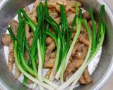 Hình bước làm 2 của món Chân gà hấp hành