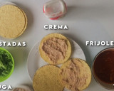 Foto del paso 9 de la receta: Tostadas de Tinga de Pollo
