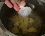Gambar langkah 3 resipi Sup kentang dan telur.