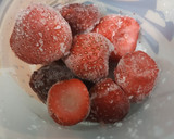 Foto del paso 2 de la receta: Helados de mango y fresas!