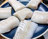 Hình bước làm 1 của món Papillote De Cabillaud - Cá Tuyết Gói Giấy Đút Lò Với Lá Thơm Provence & Dầu Olive