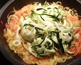 Foto del paso 9 de la receta Hamburguesas de pollo y bacón ahumado a la plancha con salteado de tallarines vegetales