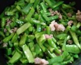 صورة لخطوة 2 من وصفة رز وفاصوليا خضرا باللحمه