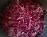 Joghurtos lilahagymaleves medve sajttal és pirított zsemlekockával 👌 recept fázis 2 fotója