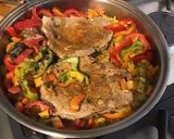 Une image de l'étape 9 de Côtes de porc aux poivrons, coriandre, ail fumé et épices cajun.