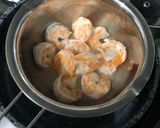 Foto del passaggio 2 della ricetta Gamberoni in salsa rosa 🍤