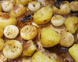 Foto del paso 3 de la receta: Ternera al horno (roast beef) con chalotas y patatas asadas