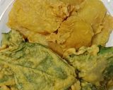 A picture of step 5 of Aloo k pakoray.