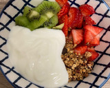 Foto del paso 2 de la receta: Bowl de frutas con granola y yogur natural