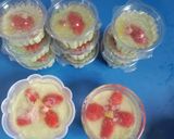 Foto langkah ke 5 dari resep Puding Matcha Topping Kiwi Stroberi.