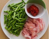 รูปขั้นตอนการทำที่ 1 ของ "ผัดพริกแกงไก่"