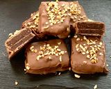 Foto del passaggio 5 della ricetta Brownies ai Datteri senza Cottura