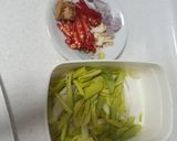 Foto langkah ke 1 dari resep Tumis ikan asin & daun prei pedas manis.