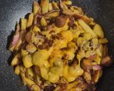 Virslis paradicsomos, cheddar sajtos, zsírban-vajban sült krumpli, a kedvenc 15 perces esti snacked recept fázis 2 fotója