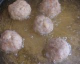 Foto del passaggio 5 della ricetta Polpette di carne tritata e ricotta al sugo