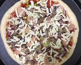 Hình bước làm 4 của món Pizza bò băm, xúc xích