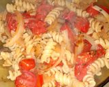Foto del paso 3 de la receta: Fideos salteados con tomate y cebolla 😋