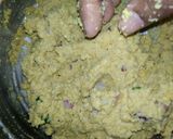 A picture of step 4 of Chana dal bhajiya.