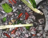Foto langkah ke 3 dari resep Tumis cumi hitam.