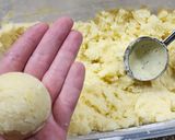 Foto del paso 4 de la receta: 🥔🧀 Llapingachos 🧀 Tortillitas de papa rellenas de queso, a la sartén 🧀🥔