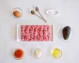 Foto del paso 1 de la receta Hamburguesas de pavo y aguacate con DIP de yogur | @DarixLAB