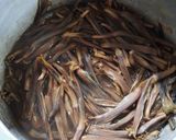 A picture of step 1 of Banana flowers dip in mustard seeds.