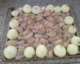 Foto del paso 2 de la receta: Alitas de pollo a las finas hierbas con cebollas