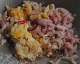 รูปขั้นตอนการทำที่ 4 ของ ผัดแหนมหมูใส่เห็ดเข็มทอง