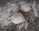 Foto del paso 5 de la receta: Rulo de pizza de jamón, quesos y olivas