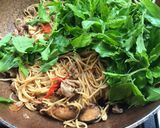 รูปขั้นตอนการทำที่ 2 ของ สปาเกตตีขี้เมาเห็ดใส่หมู