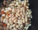 Foto del paso 3 de la receta: Alubias blancas con verdura y almejas 👩🏻‍🍳