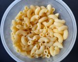 Foto langkah ke 1 dari resep Creamy Macaroni Spinach and Cheese.