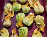 Foto del passaggio 3 della ricetta Fiori di zucca ripieni di mozzarella e alici al forno