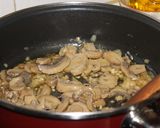 Foto del paso 3 de la receta: Filetes de pechuga de pollo en salsa de champiñones