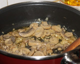 Foto del paso 3 de la receta: Filetes de pechuga de pollo en salsa de champiñones