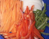 Foto del paso 2 de la receta: Rollitos de res rellenos con queso y vegetales🥕🍅