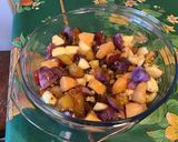 Une image de l'étape 8 de Salade de fruits du jardin au melon et raisins.
