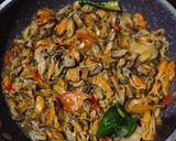 Foto langkah ke 5 dari resep 12. Tumis kerang pedas.